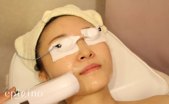 Nail Room Uの顔脱毛施術の様子